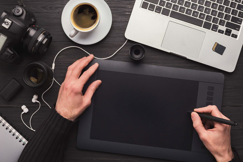 designer-hand-with-graphic-tablet-and-keyboard